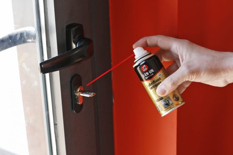 Engrasar la cerradura de la puerta como solucion a la dureza
